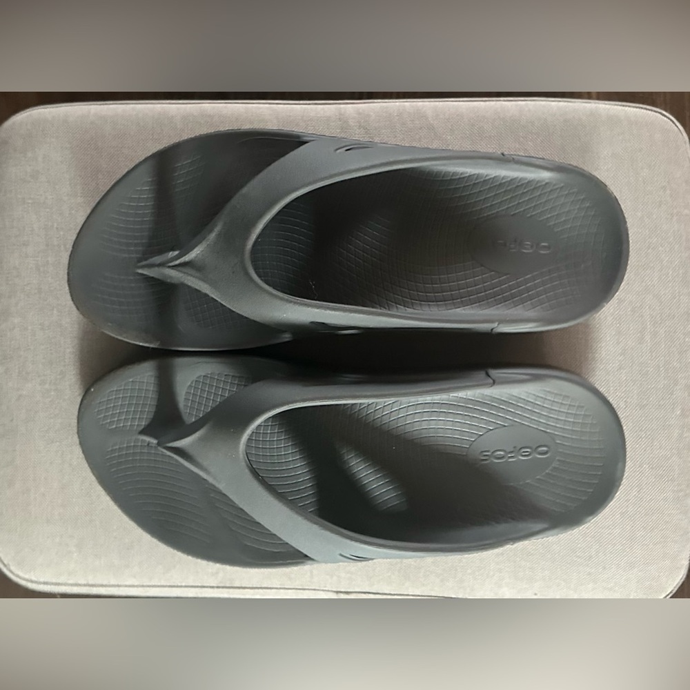 OOFOS Thong/sandals unisex. Gray.